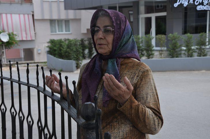 Yol ortasında kalan mezarın başında dua ediyorlar G3