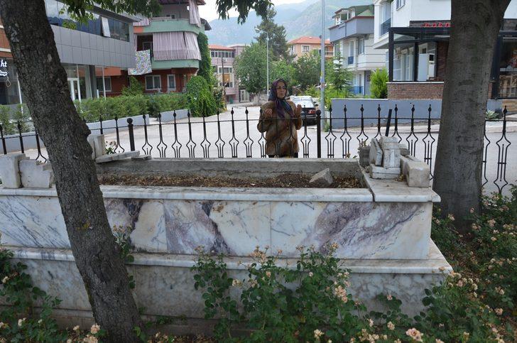 Yol ortasında kalan mezarın başında dua ediyorlar G4