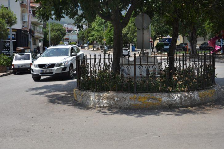 Yol ortasında kalan mezarın başında dua ediyorlar G5