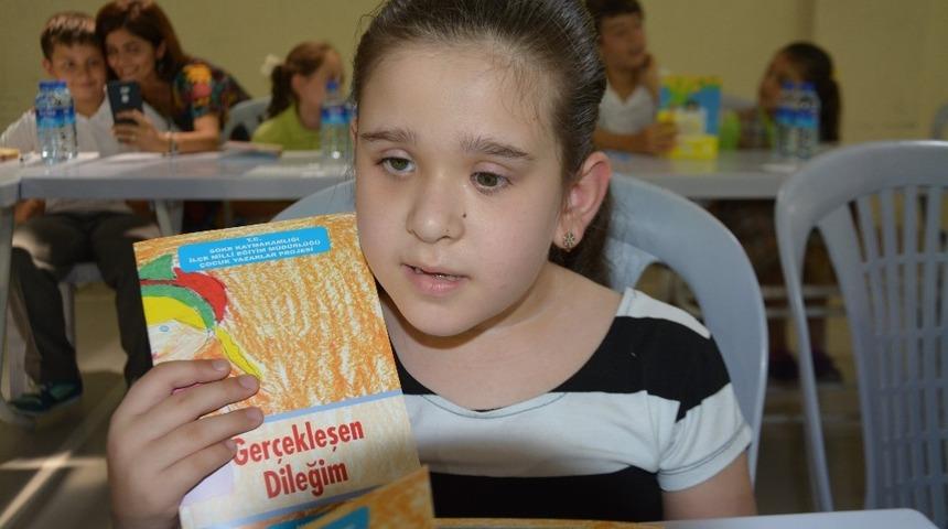 7 yaşındaki görme engelli Duru, ilk kitabının mutluluğunu yaşıyor