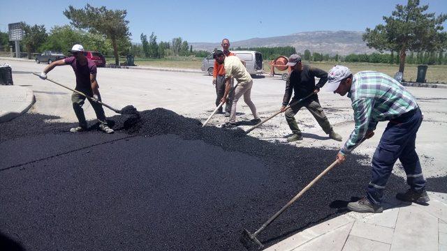 Asfalt tamirat ve kaldırım yenileme çalışmaları yapılıyor