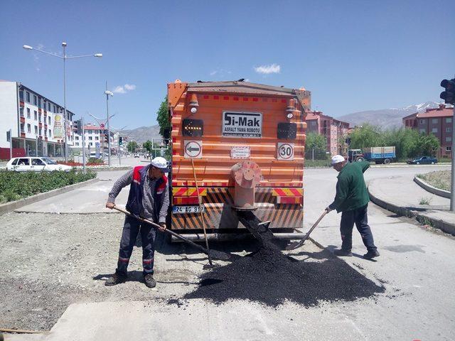 Asfalt tamirat ve kaldırım yenileme çalışmaları yapılıyor