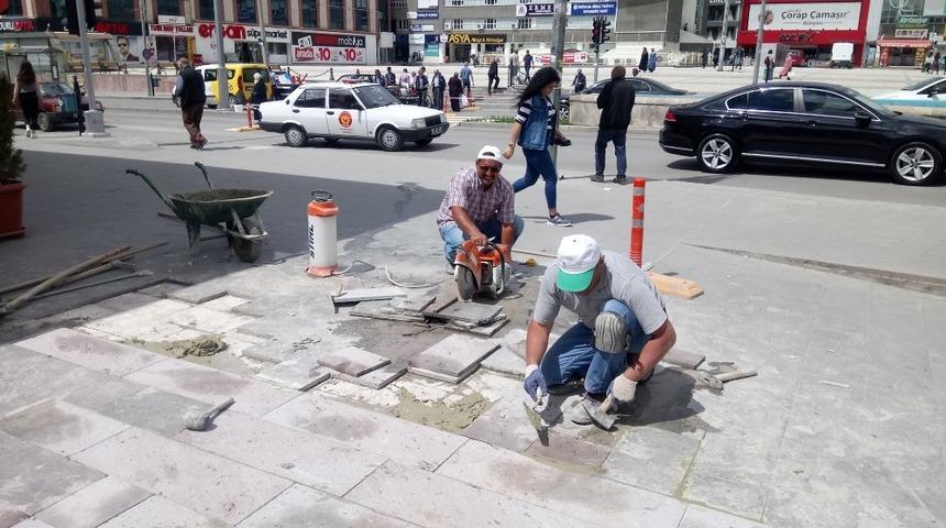 Asfalt tamirat ve kaldırım yenileme &ccedil;alışmaları yapılıyor