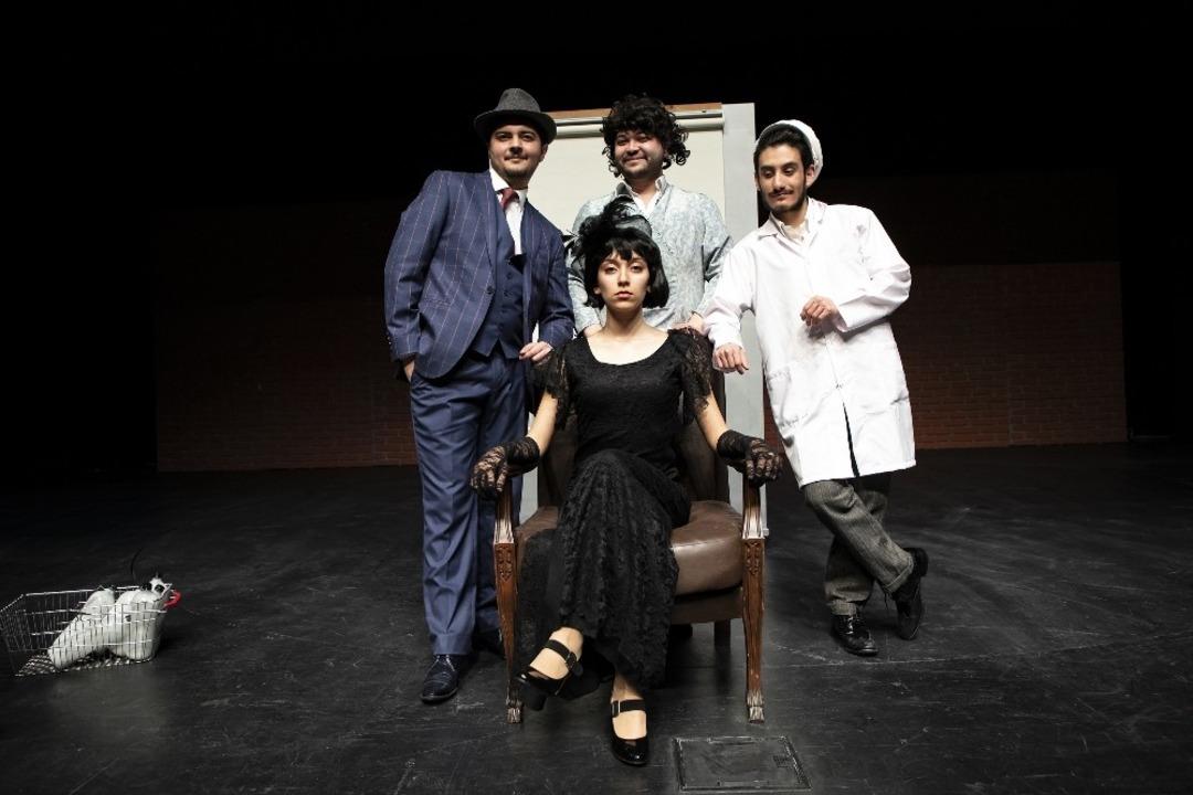 Denizlili tiyatrocular &ouml;d&uuml;llerin sahibi oldu