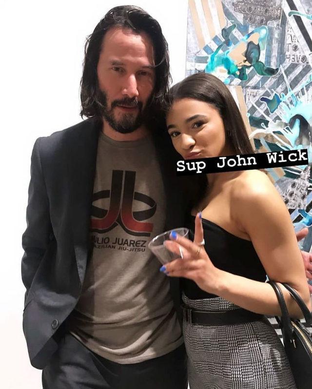 keanu-reeves-not-touching-fans-photos-5cfe264546222__700