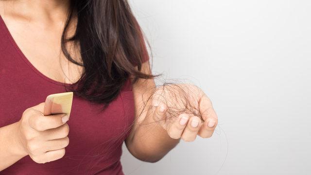 Bu 3 malzemeyi kullanarak dökülen saçlarınıza yeniden kavuşabilirsiniz