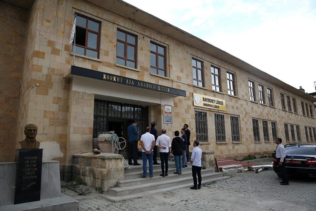 Vali Pehlivan, tarihi Bayburt Lisesi binasında y&uuml;r&uuml;t&uuml;len restorasyon &ccedil;alışmalarını inceledi