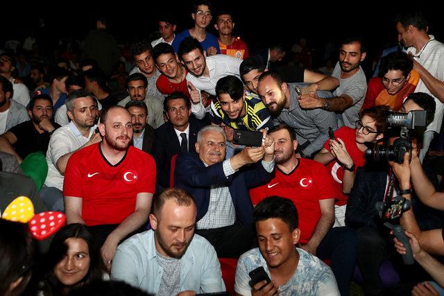 Binali Yıldırım, Türkiye-İzlanda maçını gençlerle izledi