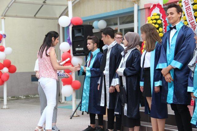 Çan Anadolu Lisesi’nde mezuniyet coşkusu