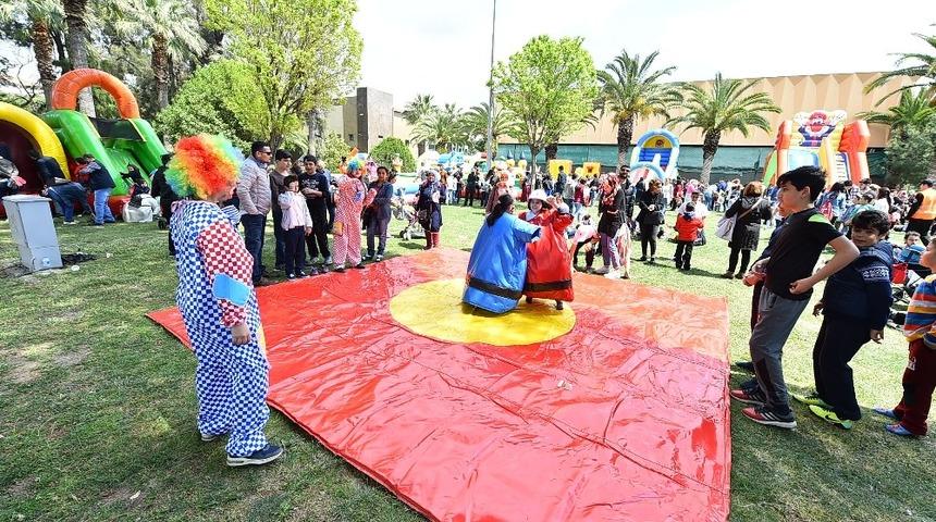 İzmir B&uuml;y&uuml;kşehir Belediyesi&rsquo;nden &ccedil;ocuklara karne hediyesi