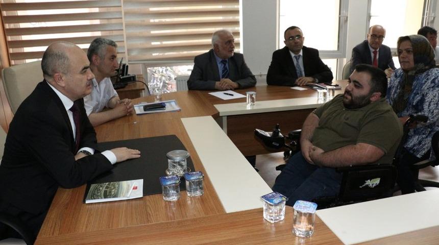 Vali Dağlı vatandaşları tek tek dinledi