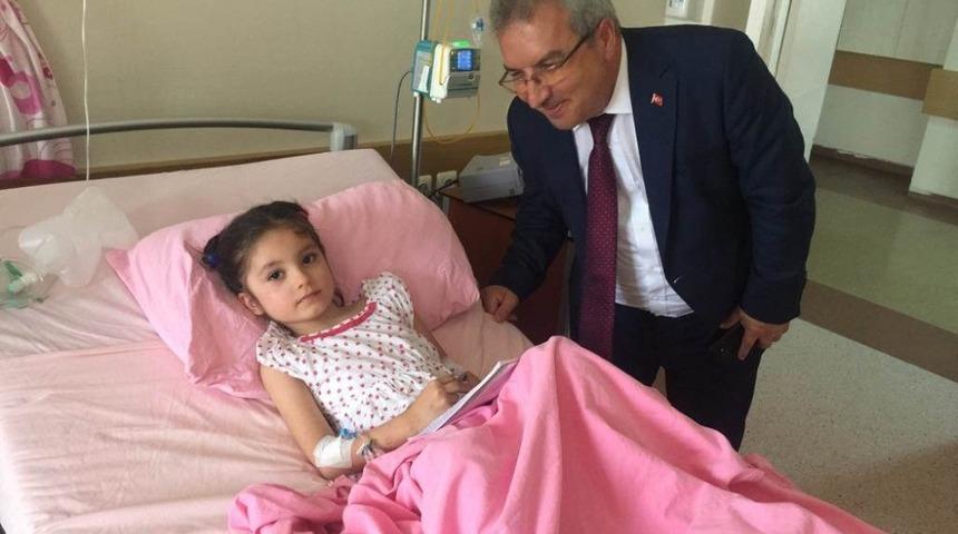 Kaymakam Yıldırım’dan kazada yaralanan minik Zeynep’e moral
