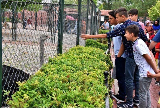 Karatay’dan öğrencilere Bilim Merkezi ve hayvanat bahçesi gezisi