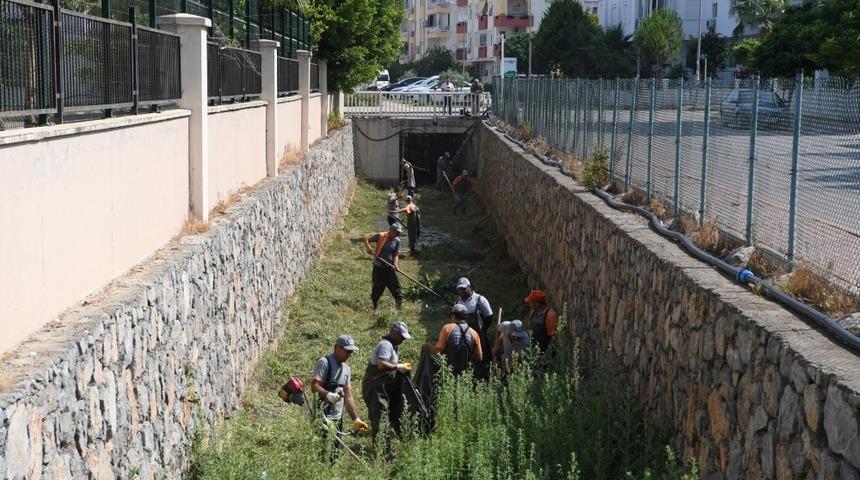 Konyaaltı&rsquo;nda dere yatakları temizleniyor