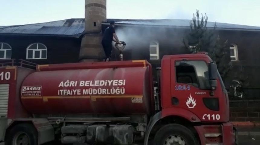 Ağrı&rsquo;da itfaiye ekipleri camileri yıkadı