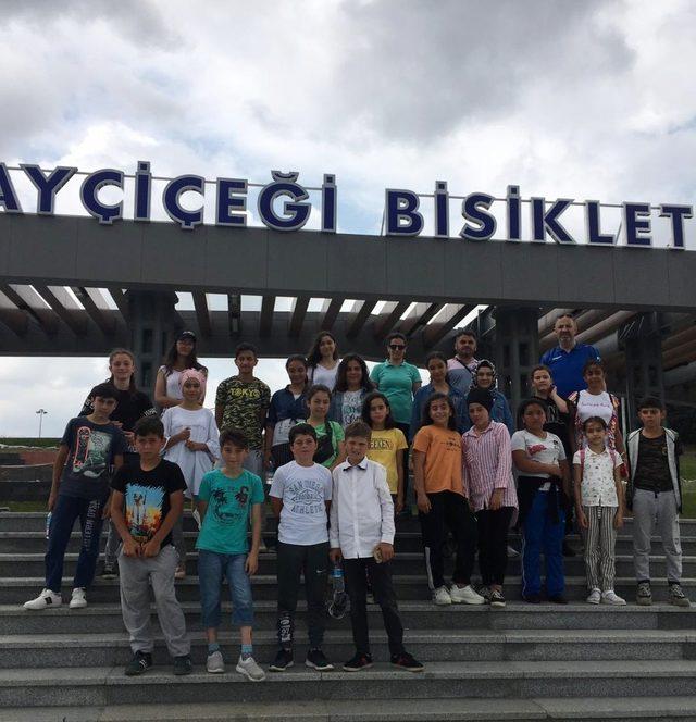 Güvenli sürüşler Ayçiçeği Bisiklet Vadisinde