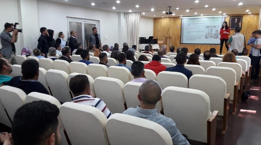 Kars Valisi T&uuml;rker &Ouml;ks&uuml;z, kursa katıldı ders dinledi