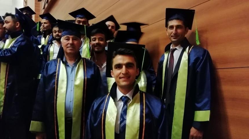 2 &Ccedil;ocuk Babası Fak&uuml;lteyi Birincilikle Bitirdi