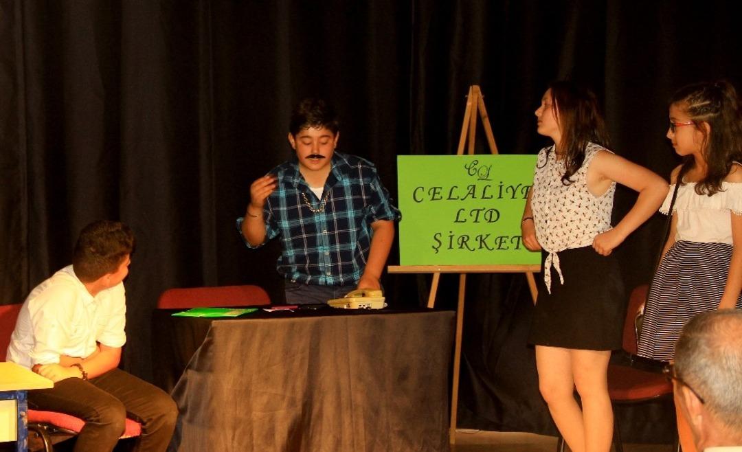 &Ouml;ğrenci ve veliler İngilizce performanslarını sergiledi