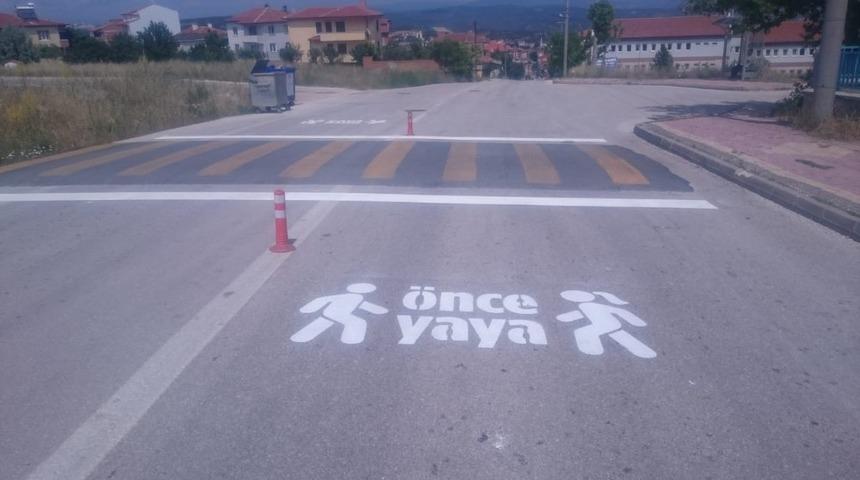 Bilecik Belediyesi&rsquo;nden &lsquo;&Ouml;nce Yaya&rsquo; yazılı &ccedil;izgi &ccedil;alışması