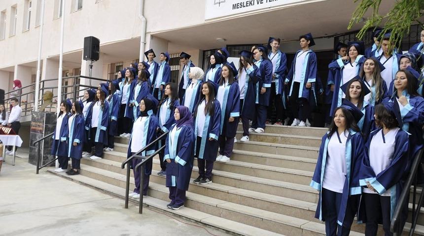 Başkan Sever, mezuniyet t&ouml;renine katıldı