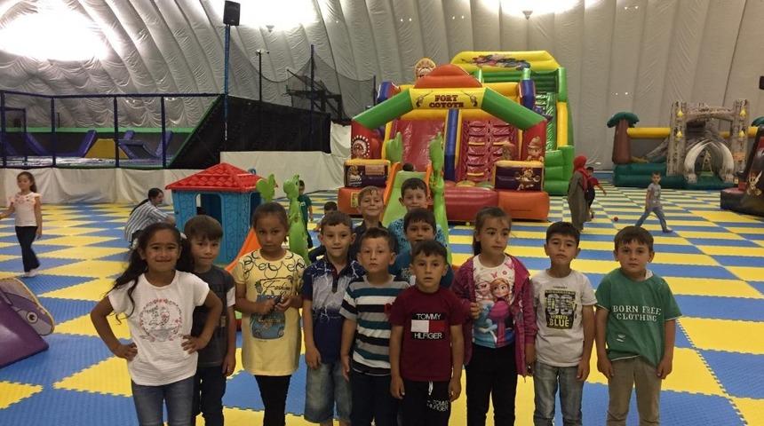 Kırsal Mahallede yaşayan &ccedil;ocukla &ccedil;ocuk k&ouml;y&uuml;nde eğlendi