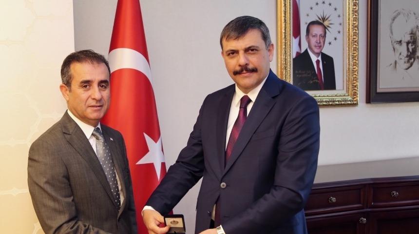 Kızılay&rsquo;dan Vali &Ccedil;ift&ccedil;i&rsquo;ye g&uuml;m&uuml;ş madalya