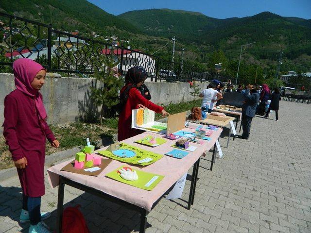 Okul bahçesinde bilim sergisi açtılar