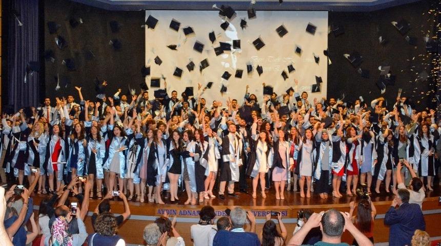 Gen&ccedil; hekimler mesleki yaşama kep attı