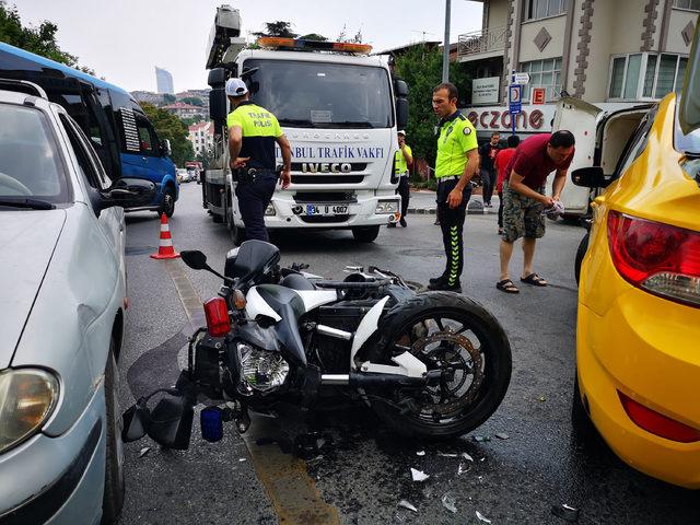 Üsküdar'da taksiyle çapışan motosikletli polisin ayağı kırıldı