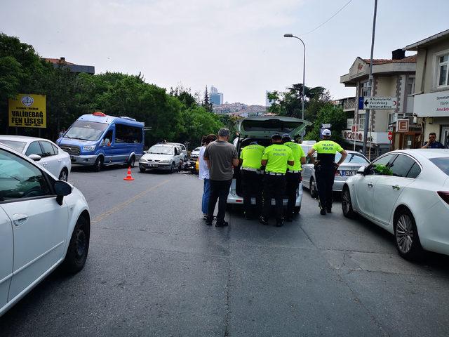 Üsküdar'da taksiyle çapışan motosikletli polisin ayağı kırıldı