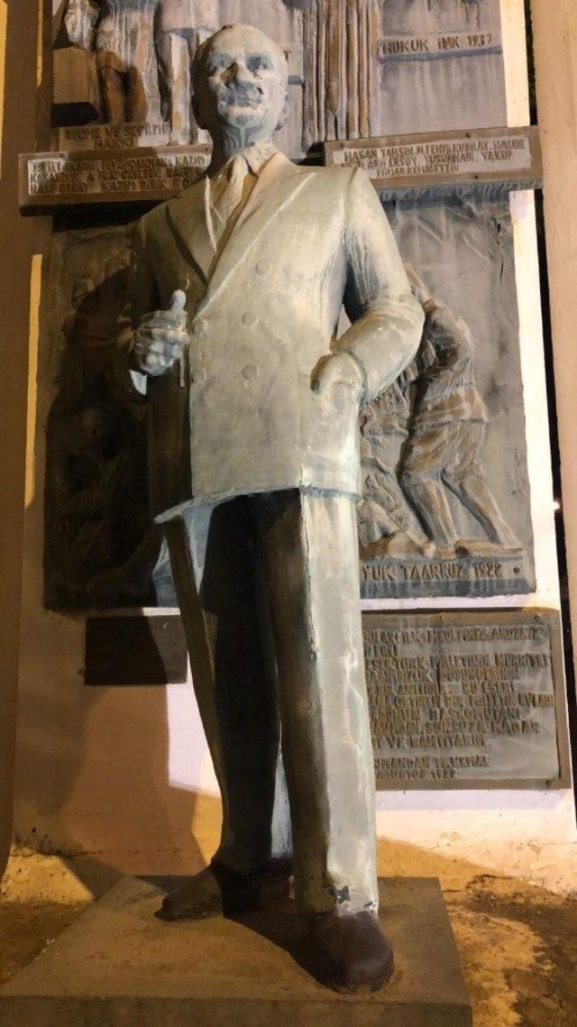 Söğüt Kaymakamlığı önündeki Atatürk büstü onarım bekliyor