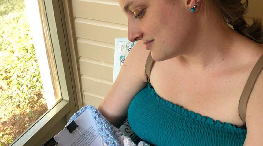 Bir öğrenci, teziyle annelik fotoğrafı çekiyor ve sonra sosyal medyada olanlar oluyor!