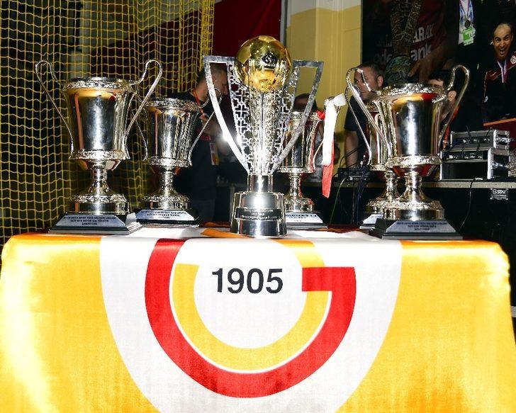 Galatasaray’ın kupaları divanda sergilendi