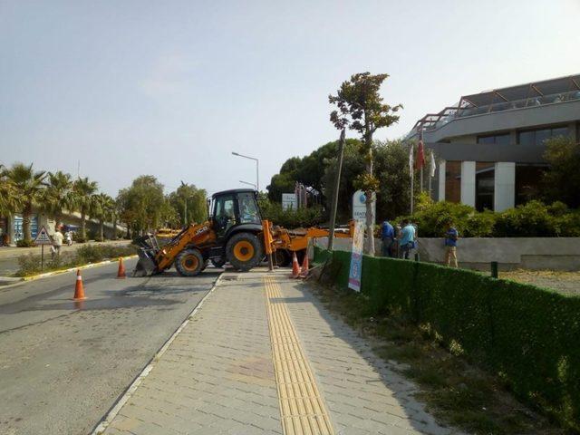 Kuşadası’nda yağmur suyu deşarj kanalları temizlendi