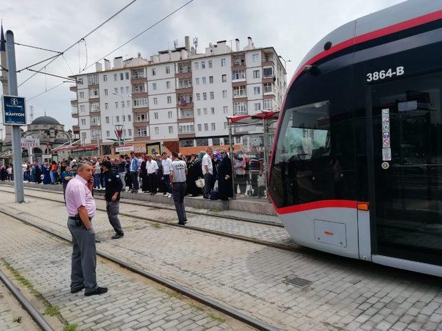 Kayseri’de tramvayın altında kalan bir kişi yaralandı