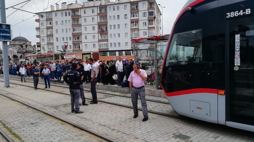 Kayseri&rsquo;de tramvayın altında kalan bir kişi yaralandı