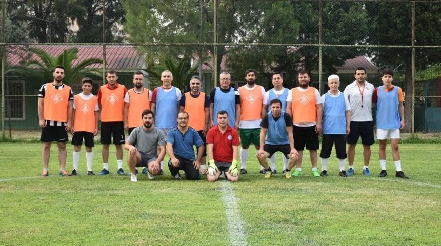 Manisalı gazeteciler ile kurum m&uuml;d&uuml;rleri yeşil sahada karşılaştı