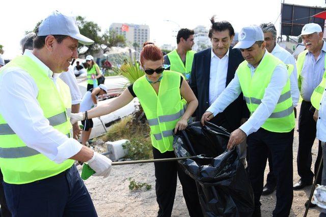 Mersin sahilleri çöpten temizlendi