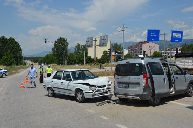 Tokat’ta otomobiller çarpıştı: 10 yaralı