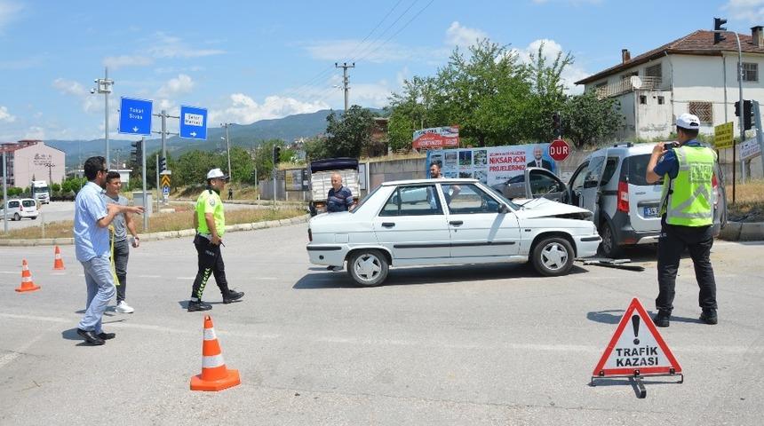 Tokat&rsquo;ta otomobiller &ccedil;arpıştı: 10 yaralı