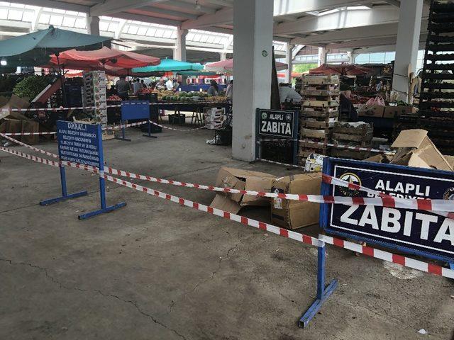 Vatandaşa hakaret eden pazarcı esnafının tezgahını böyle cezalandırdı