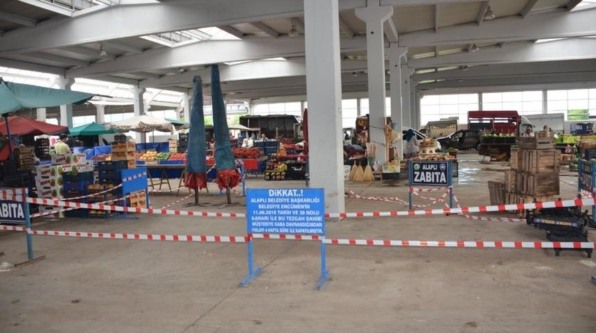 Vatandaşa hakaret eden pazarcı esnafının tezgahını b&ouml;yle cezalandırdı