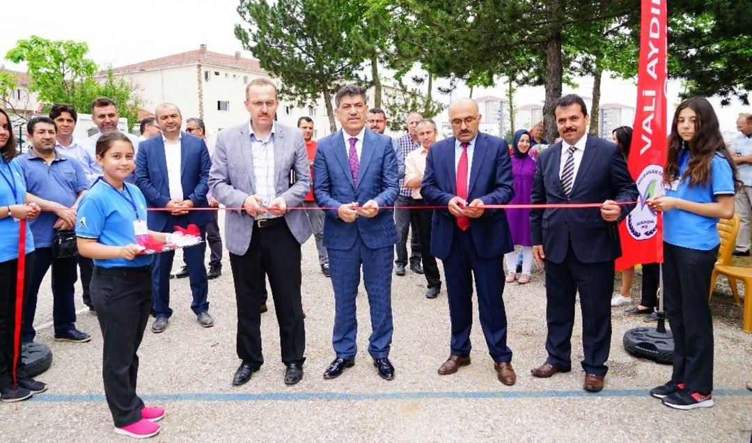 Vali Aydın Arslan Ortaokulu&rsquo;nda &ouml;ğrenciler, yazdıkları kitaplarını imzaladı