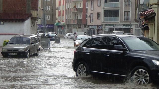 İnegöl’de aniden bastıran yağmur sokakları göle çevirdi