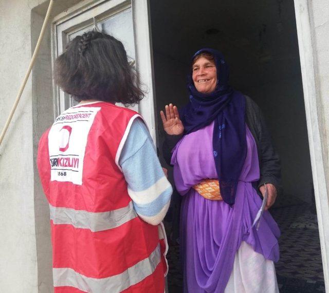 Cizre’de Kızılay gönüllüsü öğrencilerden örnek davranış