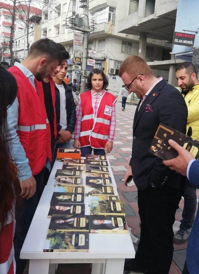 Cizre’de Kızılay gönüllüsü öğrencilerden örnek davranış