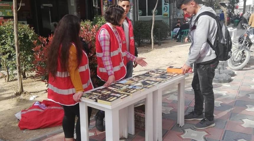 Cizre&rsquo;de Kızılay g&ouml;n&uuml;ll&uuml;s&uuml; &ouml;ğrencilerden &ouml;rnek davranış
