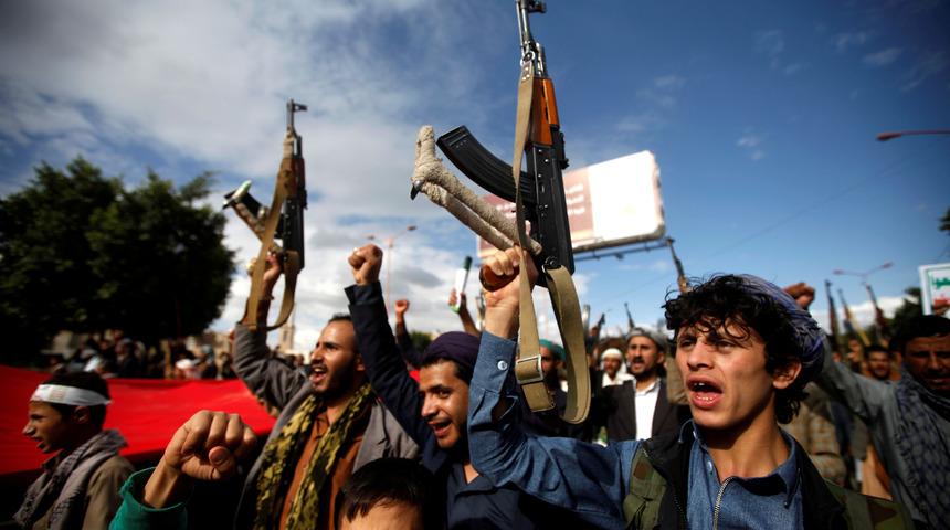 Havalimanına füze saldırısı: Çok sayıda yaralı var