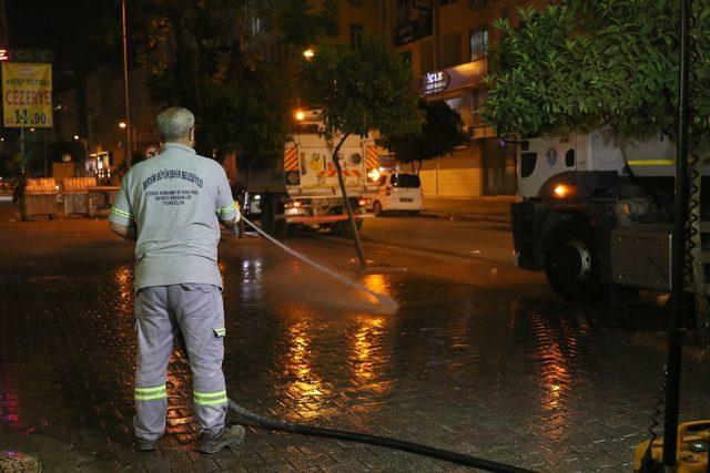 Belediye ekiplerinden gece temizliği